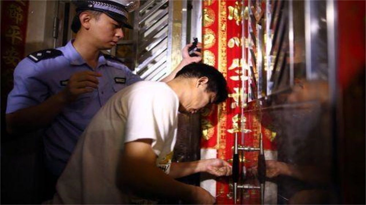 宝鸡请开锁师傅开了锁后，师傅